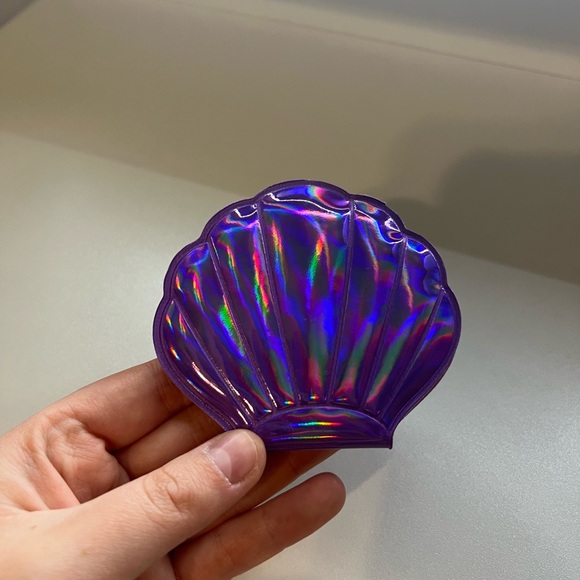Holographic Shell-Shaped Makeup/Travel Mirror - Picture 3 of 4